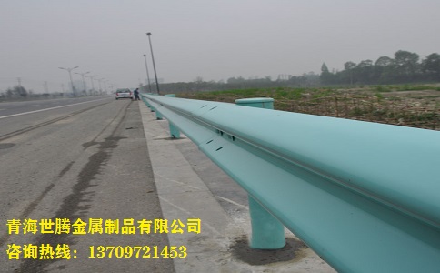 公路<a href='http://hz-0571.cn/shuangbohulan/'target='_blank'><a href='http://hz-0571.cn/shuangbohulan/'target='_blank'>波形護(hù)欄</a></a>板